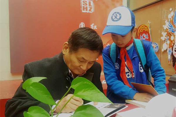 新华小记者对话中国作家协会副主席叶辛