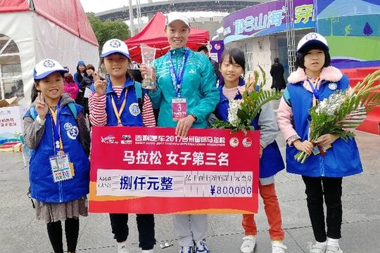 新华小记者走进2017台州国际马拉松比赛