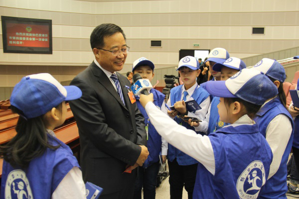 新华小记者走进政协巴彦淖尔市第四届委员会第一次会议