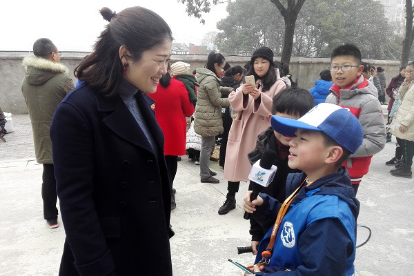 年味飘进义乌校园——新华小记者走进稠城一校