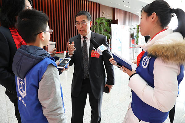 新华小记者走进上海政协会场与委员对话