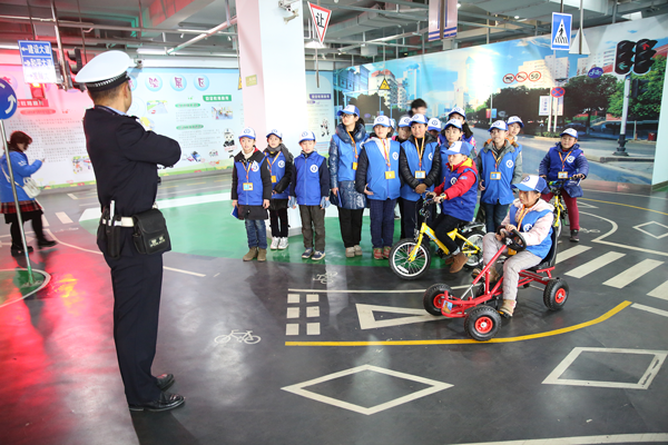 新华小记者走进东西湖区交通大队