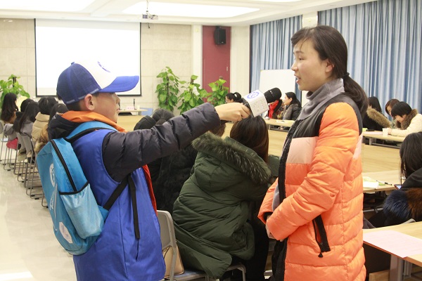 新华小记者走进平湖市妇联垃圾分类与环保酵素制作专题培训