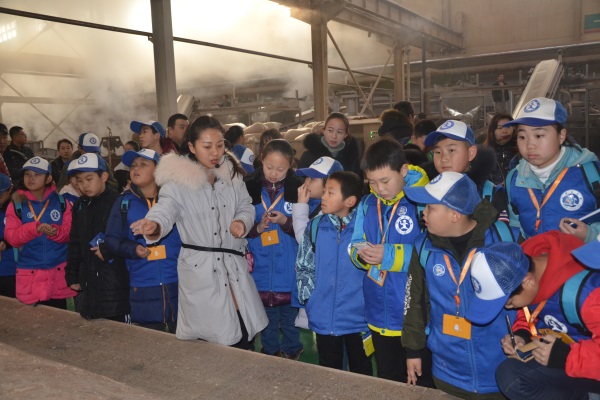 新华小记者走进河套酒业股份集团