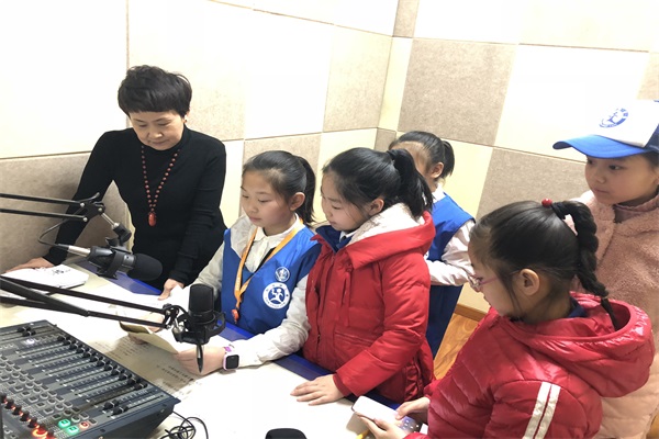 “大手拉小手” 共话媒体情——新华小记者走进磴口县广播电视服务中心