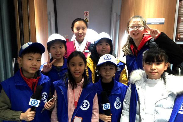 春运第一天 新华小记者对话高铁动车组乘务员