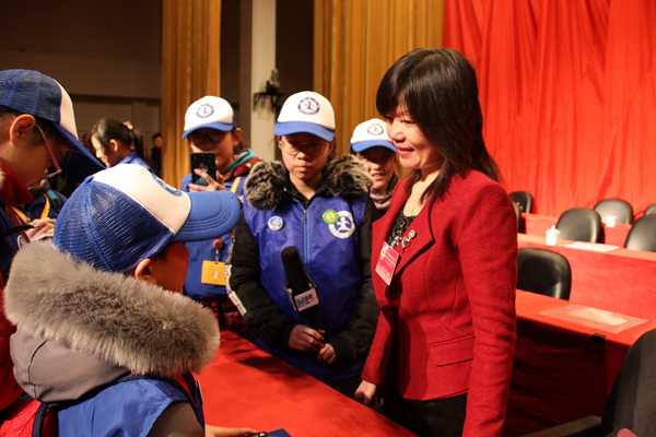 新华小记者走进保定市莲池区第二届委员会第二次会议