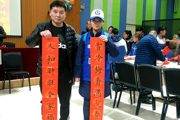 师生同携手 教育送祝福---新华小记者走进高碑店市教育局春节送福活动