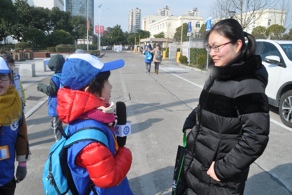 新华小记者参加2018年奉贤青少年升国旗爱国宣讲主题活动