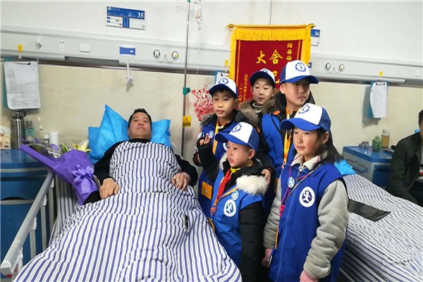 新华小记者采访舍己救人的湘潭交警潘朝阳