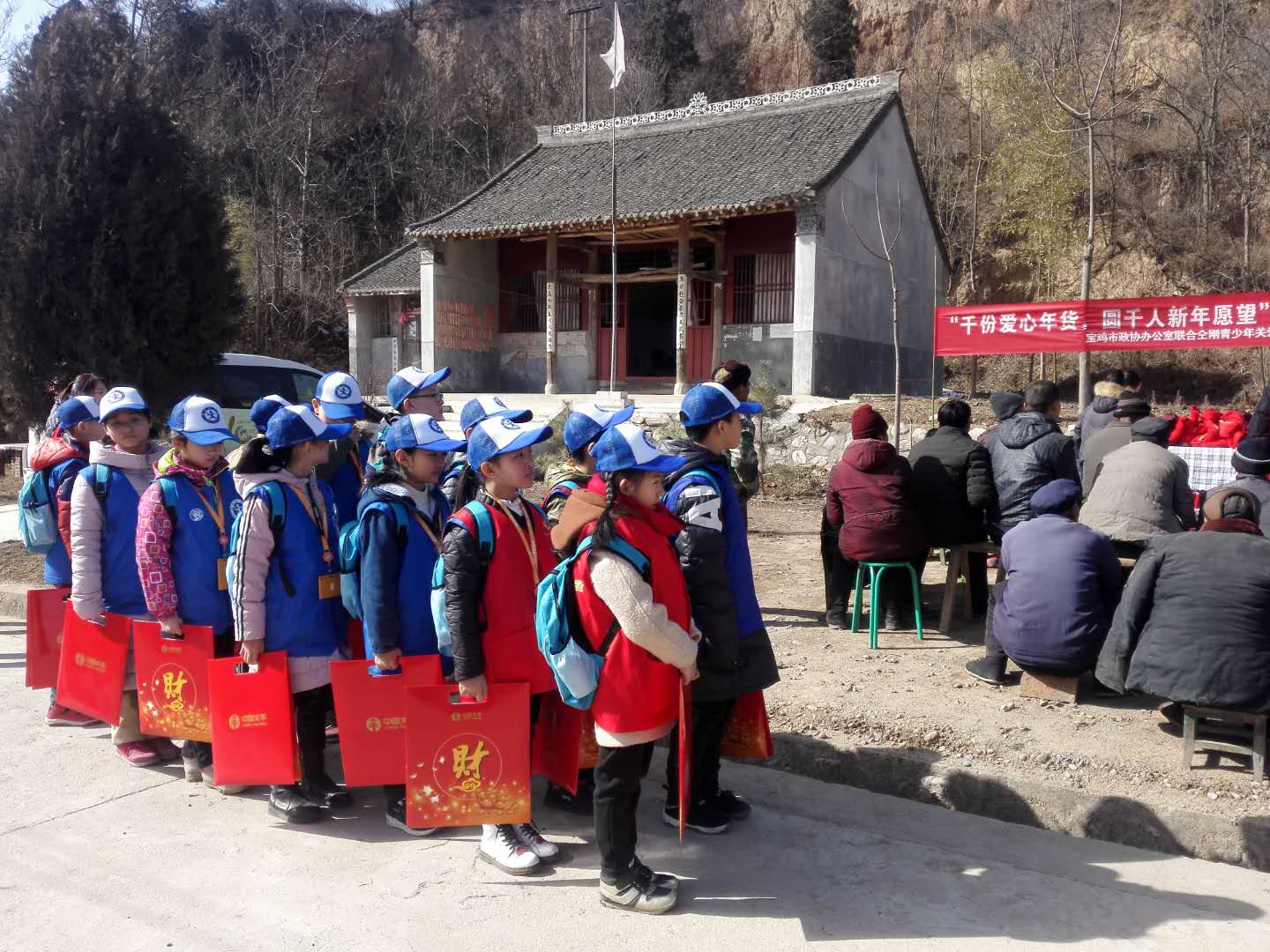新华小记者参加“千份爱心年货，圆千人新年愿望” 采访慰问活动