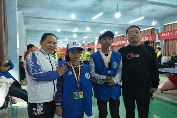 新华小记者亮相河南乒乓球巡回赛
