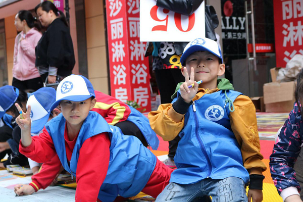 宿州新华小记者走进万达彩虹街参加少儿“百米画卷”绘画活动