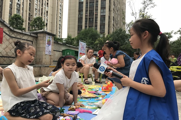 郑州新华小记者迎世界环境日，开展“跳蚤市场”活动
