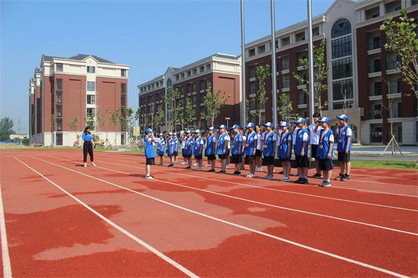 新华小记者宣誓仪式在平顶山枫叶国际学校举行