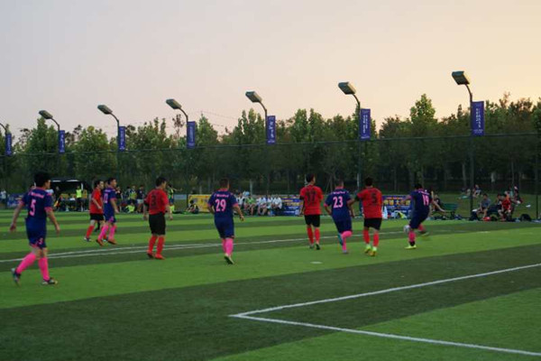 新华小记者走进河南省第三届龙湖杯足球赛发布会