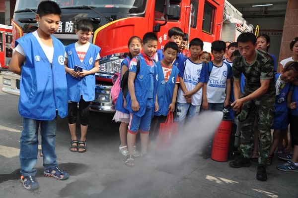 新华小记者走进杞县公安消防大队开展暑期消防安全教育
