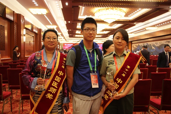 北京新华小记者走进首个“中国医师节”庆祝大会