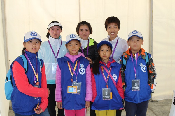 新华小记者走进2018北京女子半程马拉松