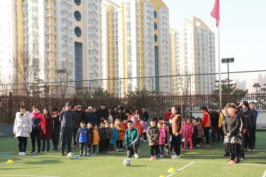 玉博睿幼儿园首届幼儿足球比赛在幼儿园绿荫足球场开赛