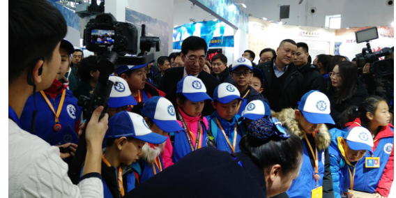 新华小记者走进第三届吉林冰雪产业博览会