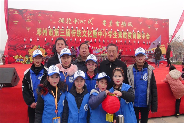 新华小记者参加邓州市第三届传统文化暨中小学生素质教育展示会