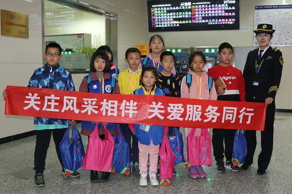 新华小记者走进北京地铁助力服务月活动