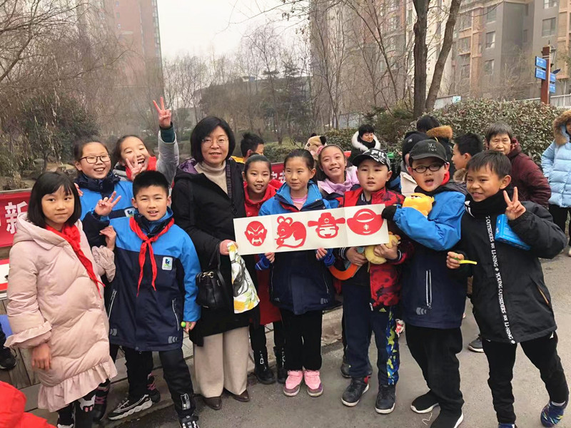 "鼠"宝送"鼠"福—西安市浐灞第二小学开展春节爱心义卖活动