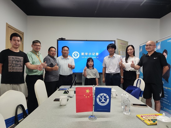 陈昌文博士考察团一行走进新华小记者服务管理中心参观考察