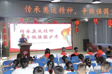 校友送珍礼，深情系校园——校友刘超英向郑州路小学捐赠奥运火炬