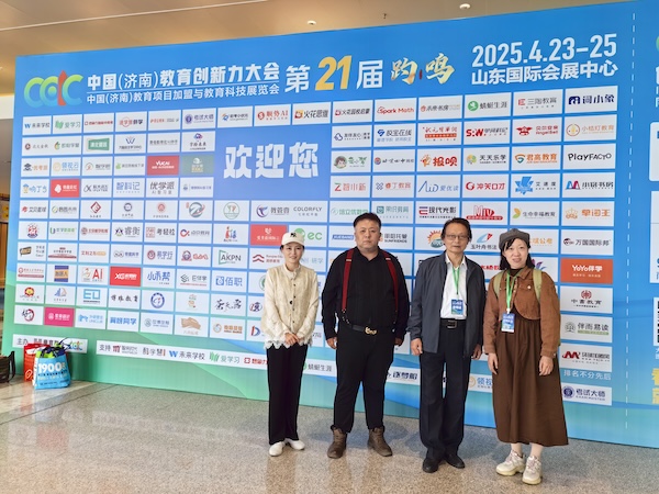 省教育厅关工委“五老”张海龙助力2025教育大会，为新华小记者青少年素质教育护航