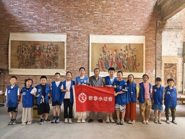 新华小记者走进中国非遗明清水陆画特展