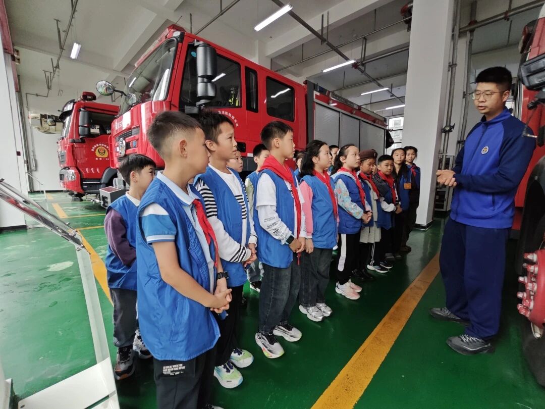 新华小记者国庆解锁双重职业体验