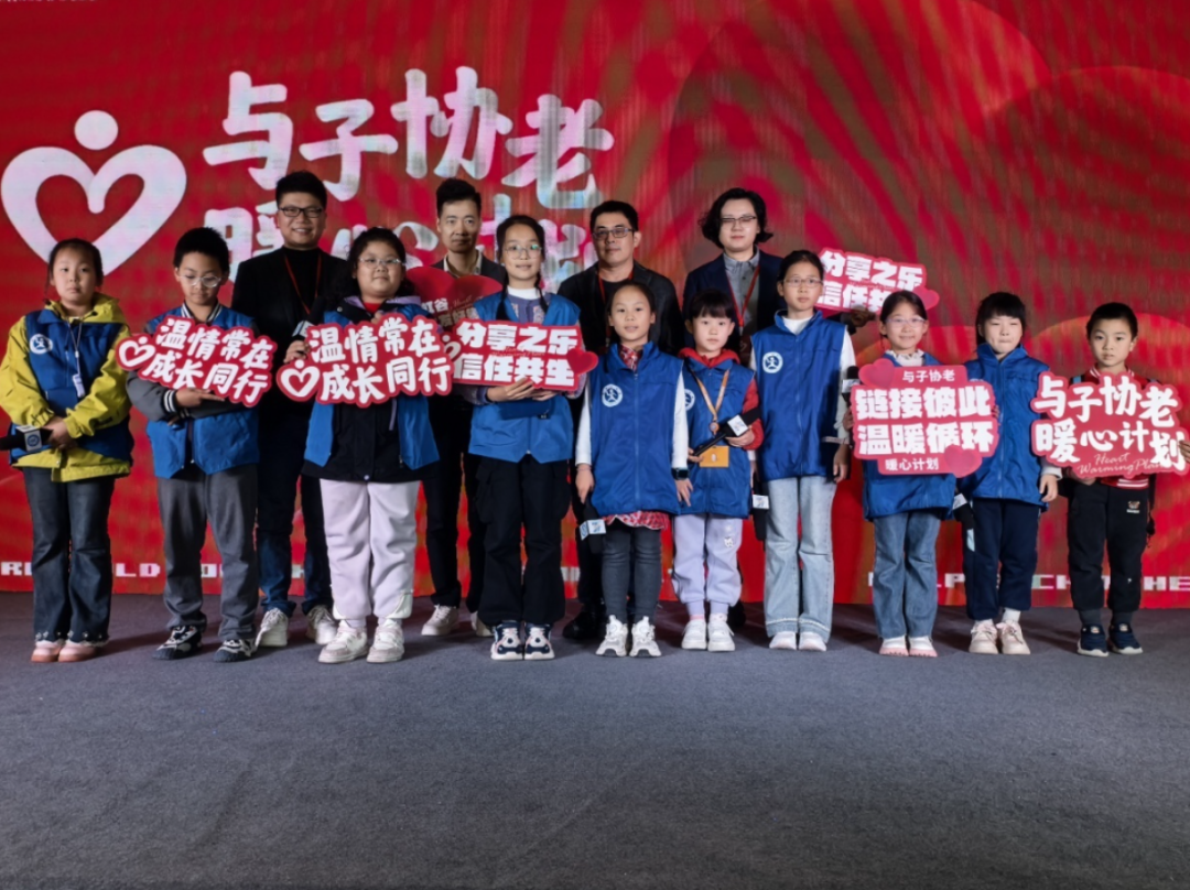 新华小记者传递温暖火种