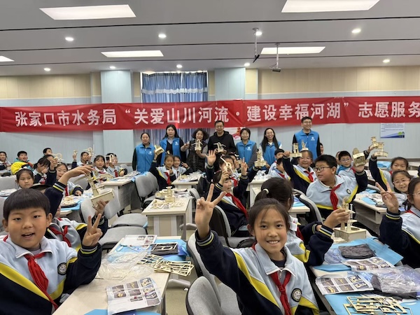 冬日暖阳映童心 护河行动正当时