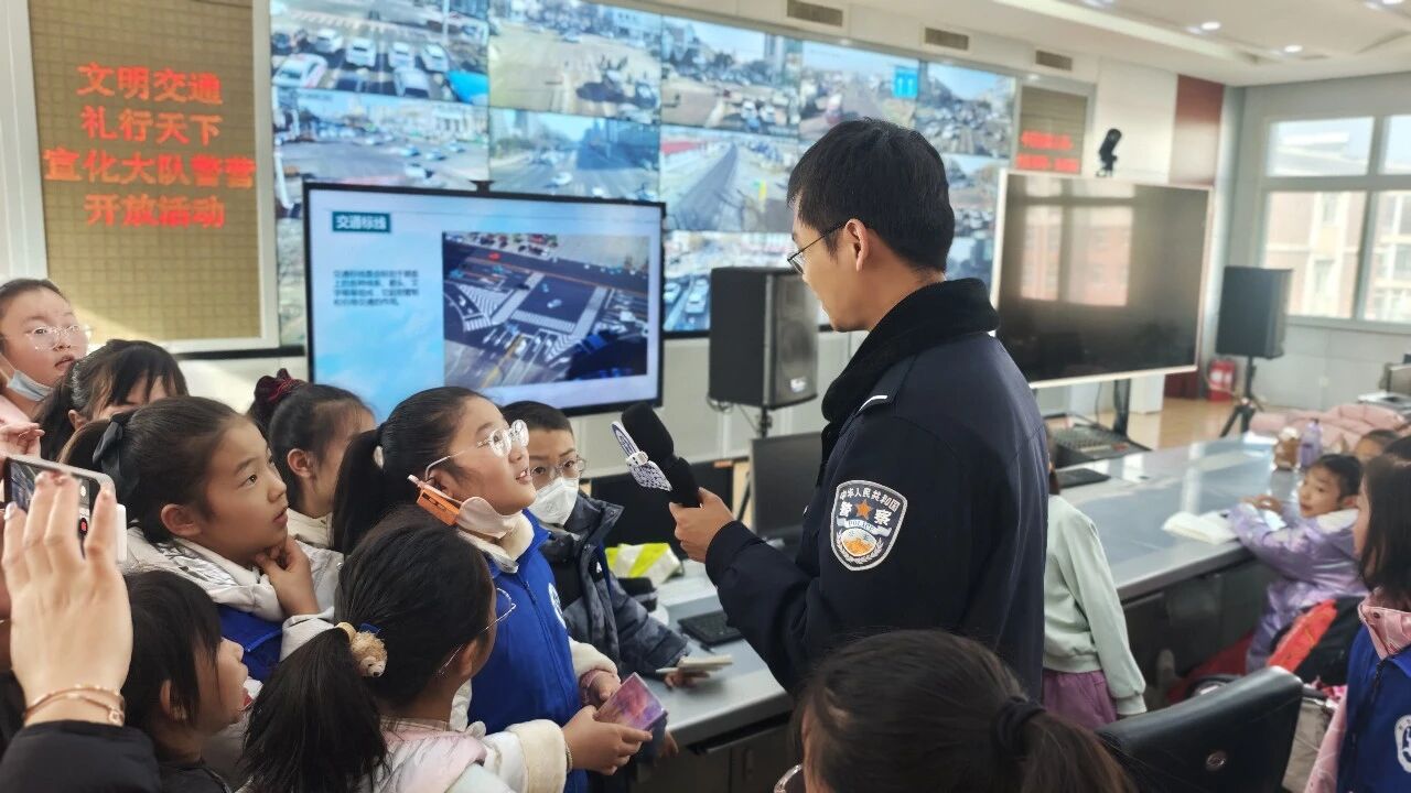 新华小记者走进宣化交警大队