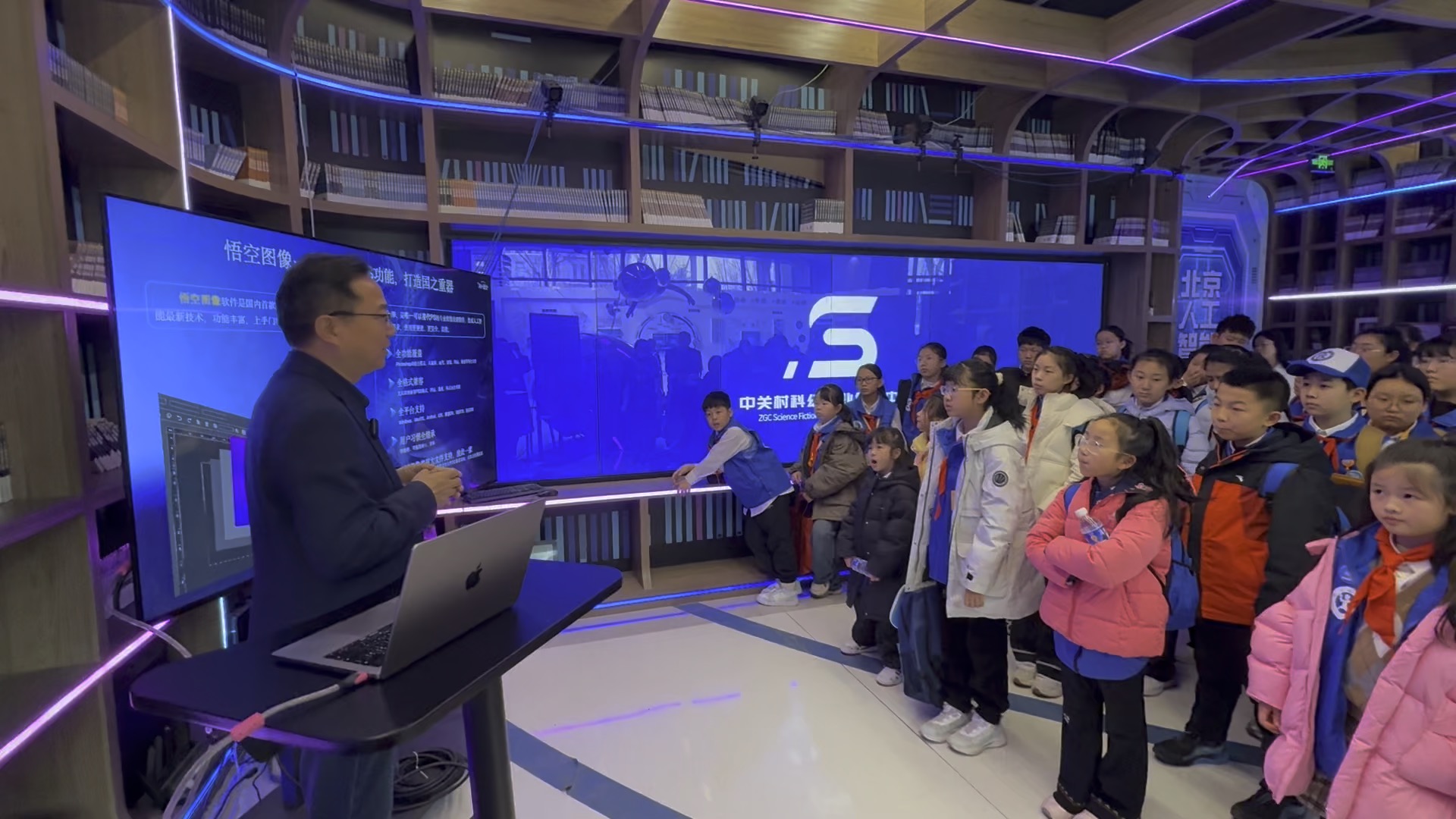 童眼看两会 科创润童心-新华小记者走进国高新企业亦心科技