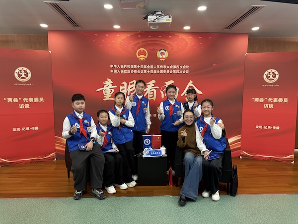 青苗对话参天树 ——新华小记者体验采访政协委员孟艳