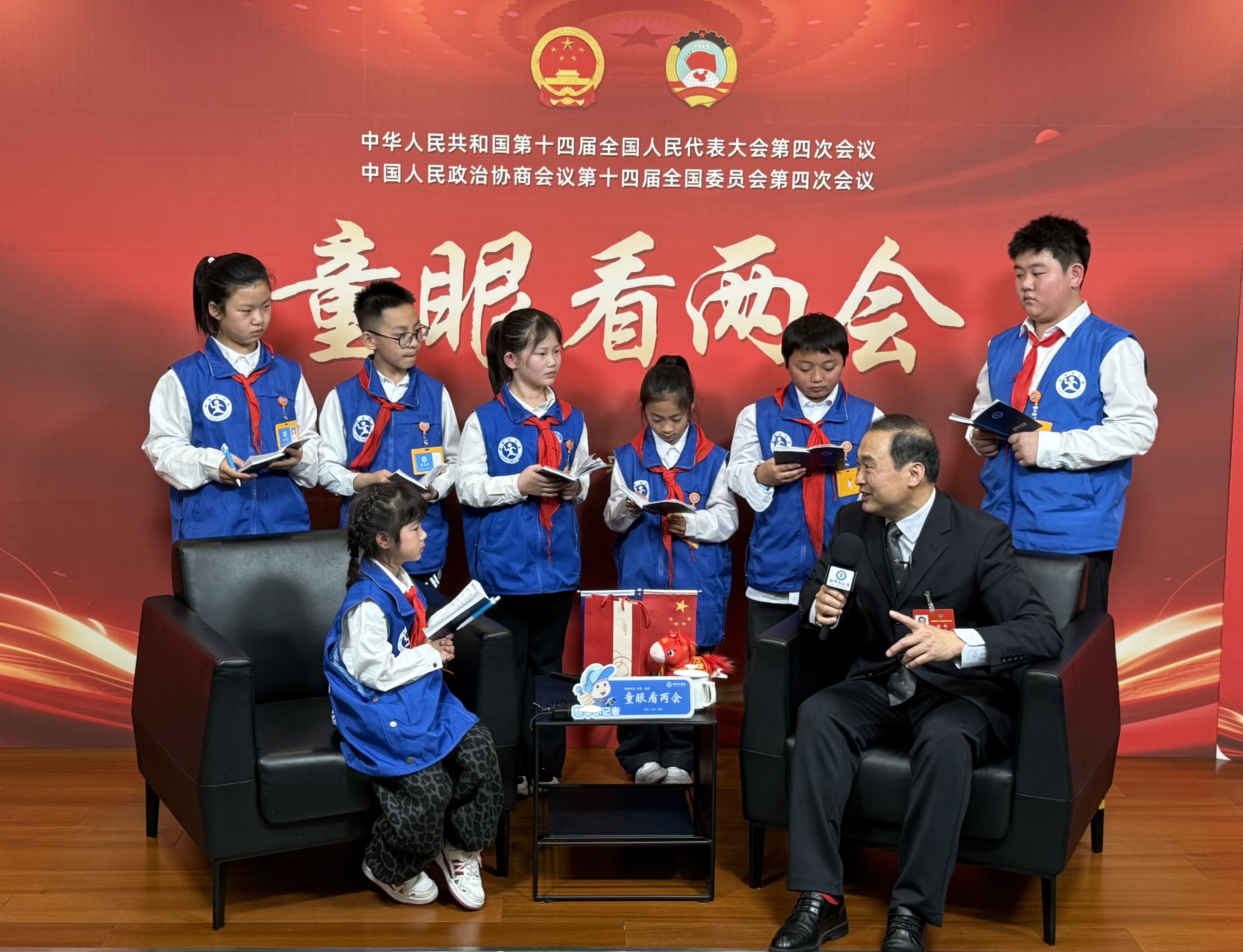 青苗对话参天树 ——新华小记者体验采访政协委员曲伟