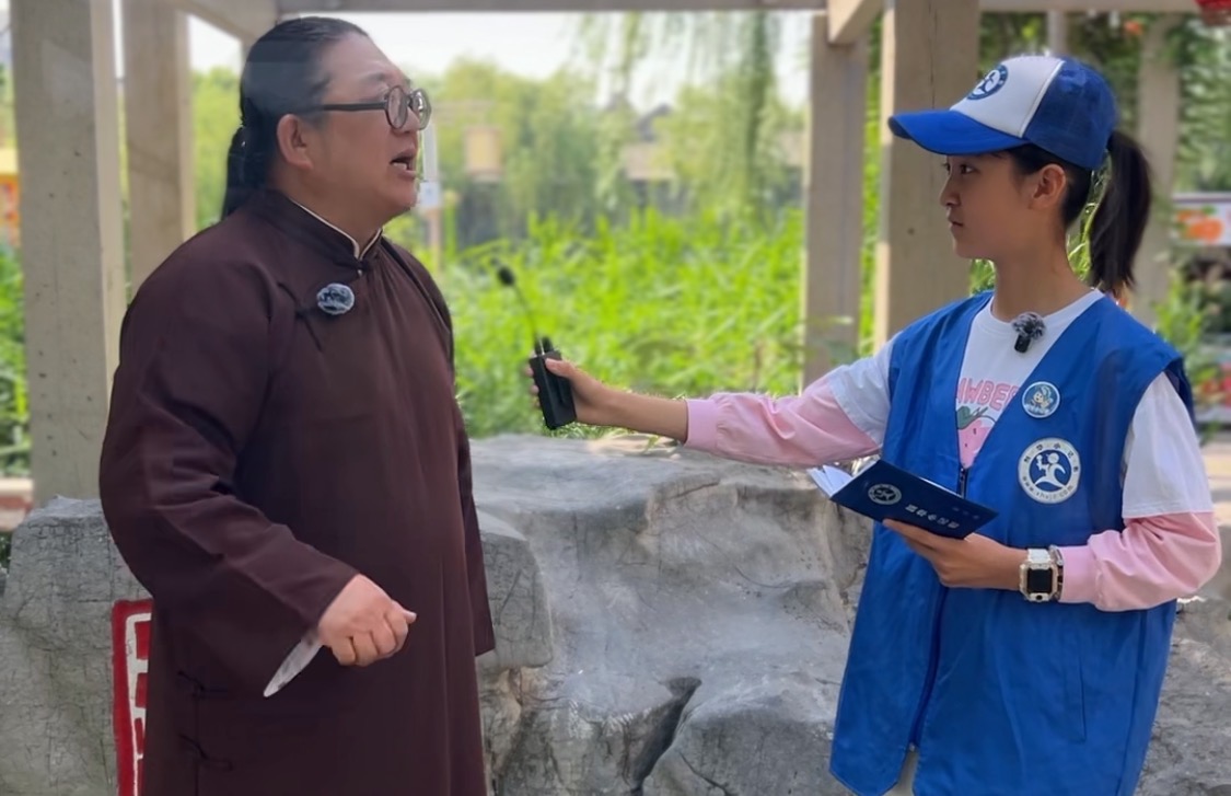 探泉城非遗  品书画济南——新华小记者体验专访非遗传承人梅傲雪先生