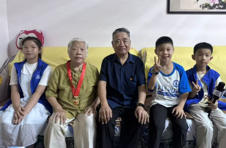 聆听红色岁月 做时代好少年 ——新华小记者体验采访老党员 献礼建党105周年