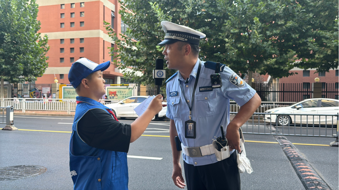 走上街头听心声——新华小记者记录市民对祖国的深情告白
