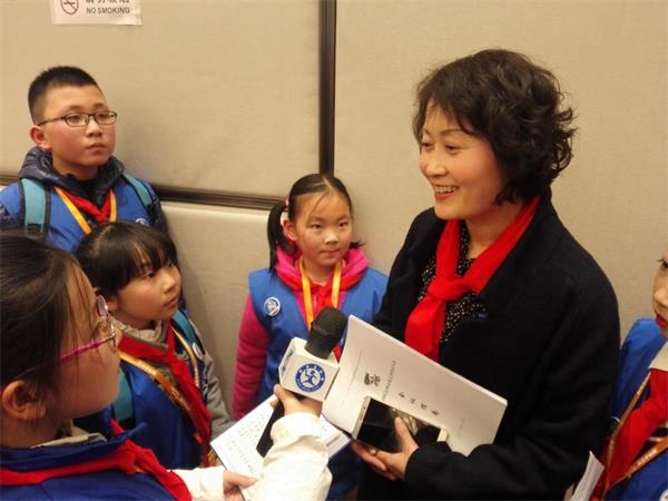 大会主席团成员、宝鸡市实验小学校长李晓萍接受新华小记者采访.jpg