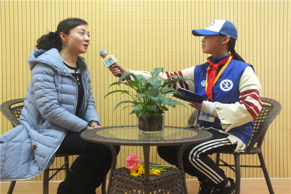 图为:新华小记者郭韶瑞体验采访下园小学校长于珂.jpg_幼儿999 12月29日下午,美丽的下园小学举办了首届课程博览会。新华小记者怀着好奇的心情参加了这次精彩的博览会。 随着开幕式结束后,博览会的文艺演出正式开始。本次活动的节目均为校内的各个社团策划编排的,节目形式多种多样,精彩纷呈。 图为下园小学校长于珂发表讲话 图为新华小记者观看博览会表演 图为新华小记者体验采访洛阳作家书画院院长寇兴耀 图为新华小记者体验采访下园小学校长于珂 图为新华小记者体验采访下园小学大队辅导员任辉峰 图为新华小记者活动合影 表演结束后,下园小学的于珂校长上台发言,鼓励和肯定了全校