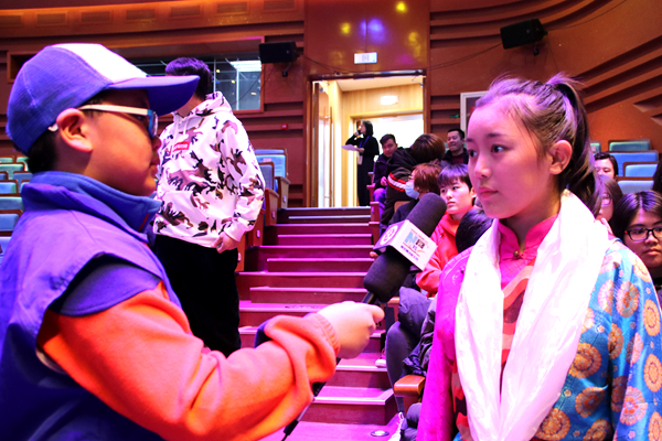 图为来自西藏盛基艺术学校的表演者接受新华小记者体验采访.JPG