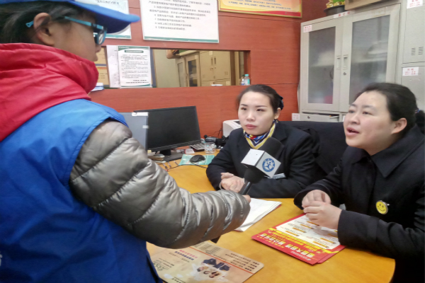 图为：新华小记者体验采访邮政银行经理王菲.jpg