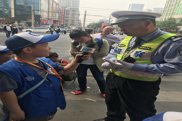 新华小记者参加"小交警"职业体验活动