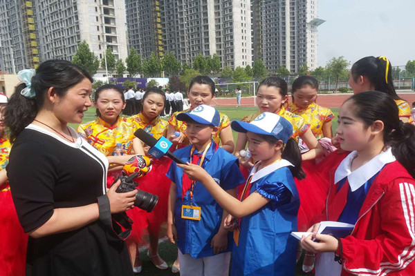 图为新华小记者体验采访闫新敏老师.jpg