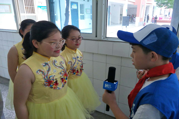 图片为新华小记者体验采访演出代表朱艺优.png