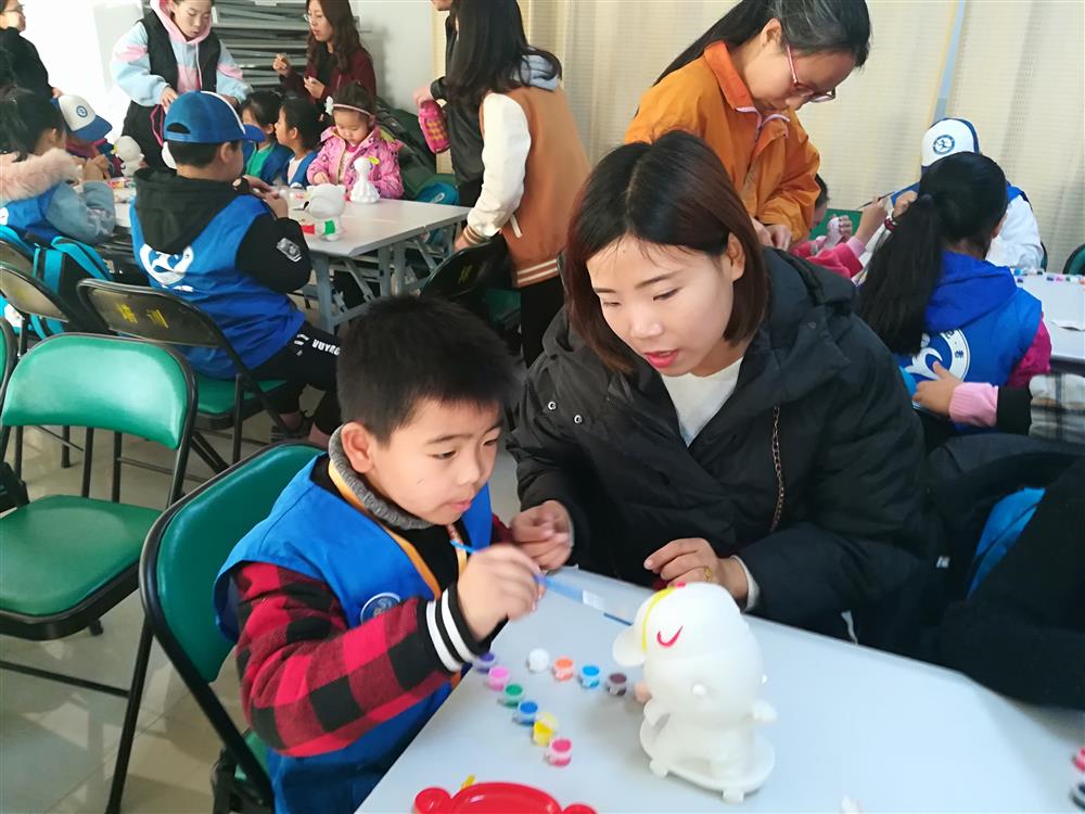 "亲子彩绘"活动现场